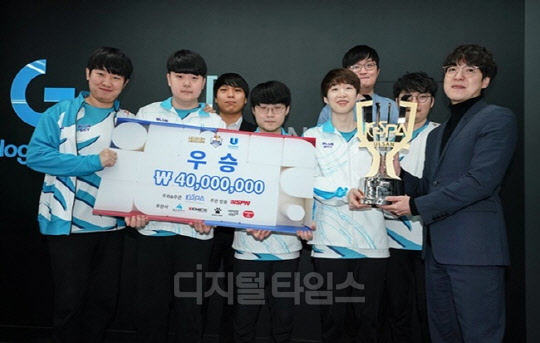 지난 2일 온라인으로 진행된 '2020 롤 KeSPA 컵 울산'에서 우승한 담원 게이밍 선수들과 관계자들이 기념사진을 찍고 있다. 한국e스포츠협회 제공